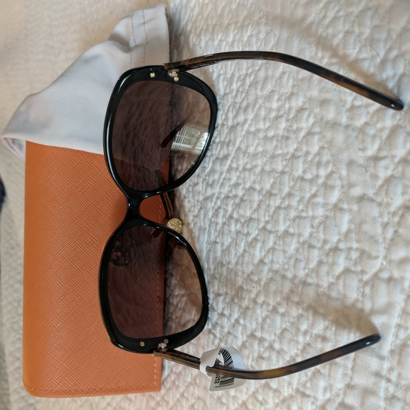 SOLD Tory Burch Sunglasses - Picture 4 of 5